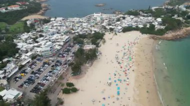 Hong Kong - 29 Mart 2024: Shek O plajındaki ziyaretçilerin gündüz görüntüsü  