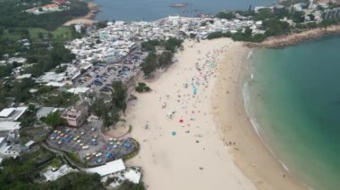 Hong Kong - 29 Mart 2024: Shek O plajındaki ziyaretçilerin gündüz görüntüsü  