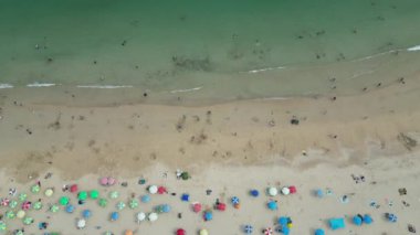 Hong Kong - 29 Mart 2024: Shek O plajındaki ziyaretçilerin gündüz görüntüsü  