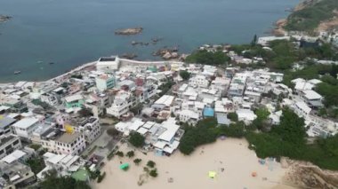 Hong Kong - 29 Mart 2024: Shek O plajındaki yerleşim alanının gündüz görüntüsü  