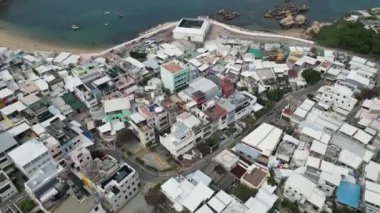 Hong Kong - 29 Mart 2024: Shek O plajındaki yerleşim alanının gündüz görüntüsü  