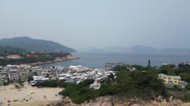 Hong Kong - 29 Mart 2024: Shek O plajındaki yerleşim alanının gündüz görüntüsü  