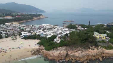 Hong Kong - 29 Mart 2024: Shek O plajındaki yerleşim alanının gündüz görüntüsü  