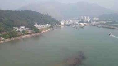 Hong Kong - 30 Aralık 2023: Tai O balıkçı köyü kıyıları boyunca durgun evler 