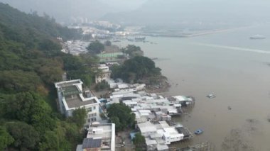 Hong Kong - 30 Aralık 2023: Tai O balıkçı köyü kıyıları boyunca durgun evler 