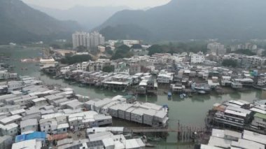 Hong Kong 'daki Tai O balıkçı köyünün kıyılarındaki Stilt evleri. 