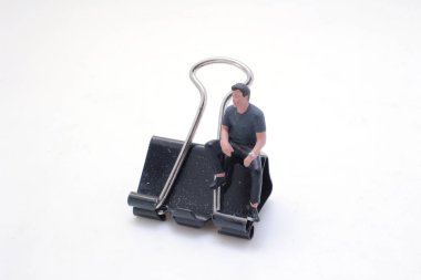 İnsanların figürleri oturuyor, minyatür figürler ayakta