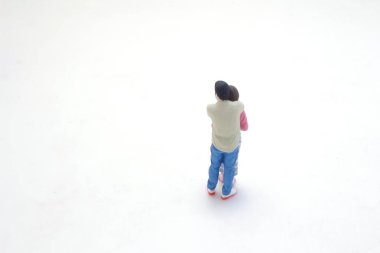 Sıradan şov parmakları koca göbeğin üstünde, aşk ve ilişkinin tadını çıkar.