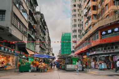 3 Nisan 2024 Hong Kong 'da kalabalık bir apartman dairesi.