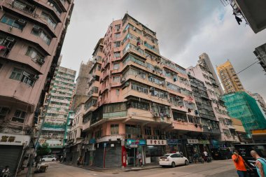 3 Nisan 2024 Hong Kong 'da kalabalık bir apartman dairesi.