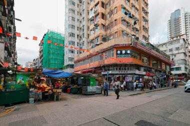 3 Nisan 2024 Hong Kong 'da kalabalık bir apartman dairesi.