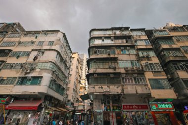 3 Nisan 2024 Hong Kong 'da kalabalık bir apartman dairesi.