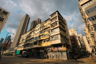 3 Nisan 2024 Kowloon, Hong Kong 'da eski bir gökdelenin dışı.