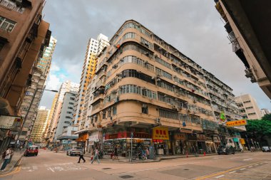 3 Nisan 2024 Kowloon, Hong Kong 'da eski bir gökdelenin dışı.