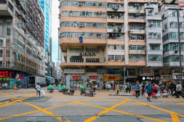 3 Nisan 2024 Modern Gökdelenler ve Eski Binalar Kowloon, Hong Kong