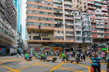 3 Nisan 2024 Modern Gökdelenler ve Eski Binalar Kowloon, Hong Kong