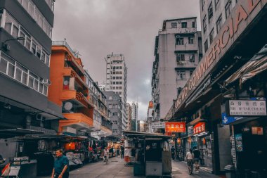 3 Nisan 2024 Modern Gökdelenler ve Eski Binalar Kowloon, Hong Kong