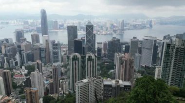 Hong Kong - 5 Nisan 2024: Orta seviye konut binalarının havadan görünüşü