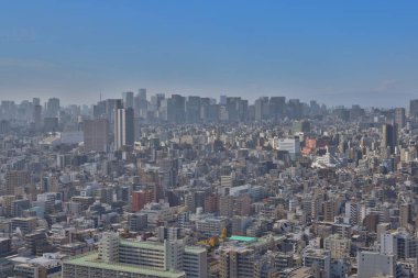 30 Kasım 2023 'te kalabalık bir şehir merkezi ve gökdelenleri olan hareketli bir şehir.