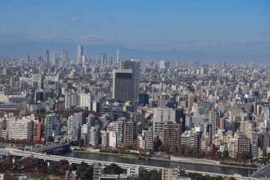 Gökdelenleri olan metropol ve 30 Kasım 2023 'ten kalabalık şehir manzarası.