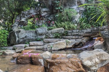 Yaşayan suyu olan yapay bir şelale, hjk