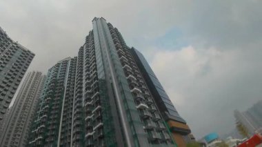 Hong Kong - Nisan 12024: Cheung Sha Wan 'daki apartman manzarası