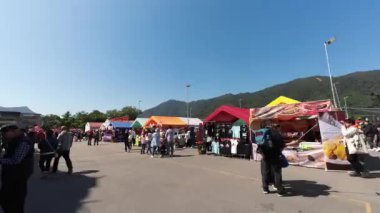 Hong Kong - 11 Şubat 2024: Lam Tsuen Dilek Ağacı Geleneği kalabalık pazarı 