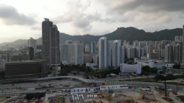 Hong Kong - 14 Nisan 2024: Kalabalık Kowloon şehri yerleşim bölgesi, hava manzaralı