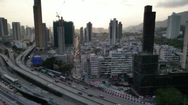 Hong Kong - 14 Nisan 2024: Kalabalık Kowloon şehri yerleşim bölgesi, hava manzaralı
