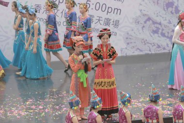 Hong Kong 'daki gösteri sırasında Çinli dansçılar. 