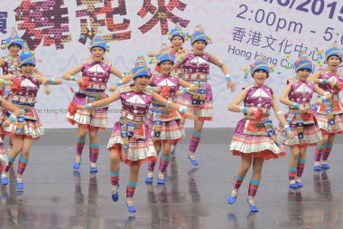 Hong Kong 'daki gösteri sırasında Çinli dansçılar. 