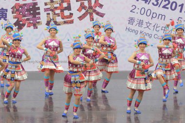 Hong Kong 'daki gösteri sırasında Çinli dansçılar. 