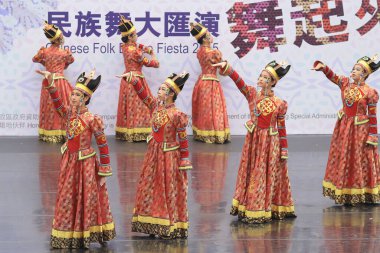 Hong Kong 'daki gösteri sırasında Çinli dansçılar. 