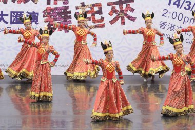 Hong Kong 'daki gösteri sırasında Çinli dansçılar. 