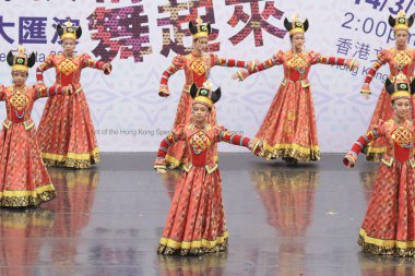 Hong Kong 'daki gösteri sırasında Çinli dansçılar. 