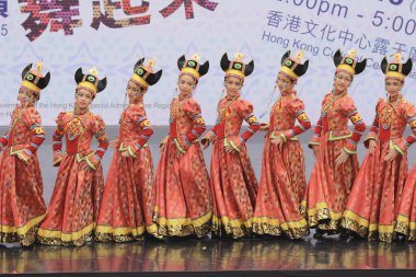 Hong Kong 'daki gösteri sırasında Çinli dansçılar. 