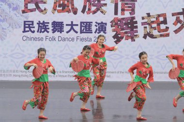 Hong Kong 'daki gösteri sırasında Çinli dansçılar. 