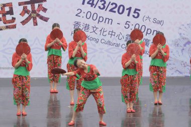 Hong Kong 'daki gösteri sırasında Çinli dansçılar. 