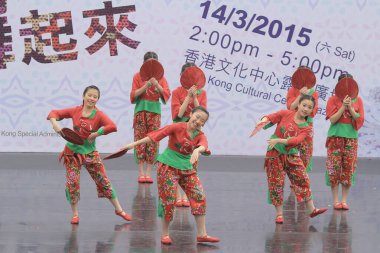 Hong Kong 'daki gösteri sırasında Çinli dansçılar. 