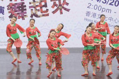 Hong Kong 'daki gösteri sırasında Çinli dansçılar. 