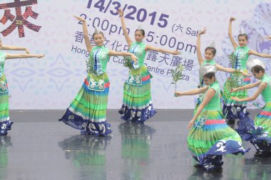 Hong Kong 'daki gösteri sırasında Çinli dansçılar. 