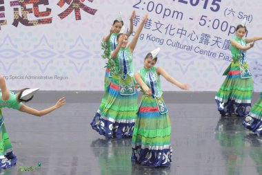 Hong Kong 'daki gösteri sırasında Çinli dansçılar. 