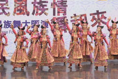 Hong Kong 'daki gösteri sırasında Çinli dansçılar. 