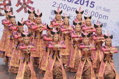 Hong Kong 'daki gösteri sırasında Çinli dansçılar. 