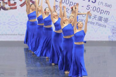 Hong Kong 'daki gösteri sırasında Çinli dansçılar. 