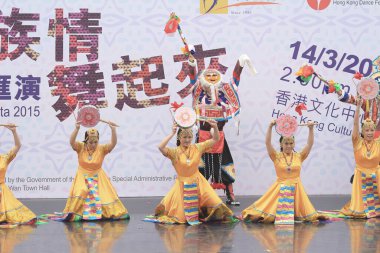 Hong Kong 'daki gösteri sırasında Çinli dansçılar. 