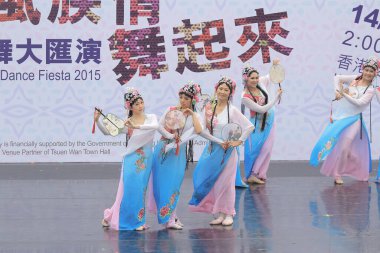 Hong Kong 'daki gösteri sırasında Çinli dansçılar. 