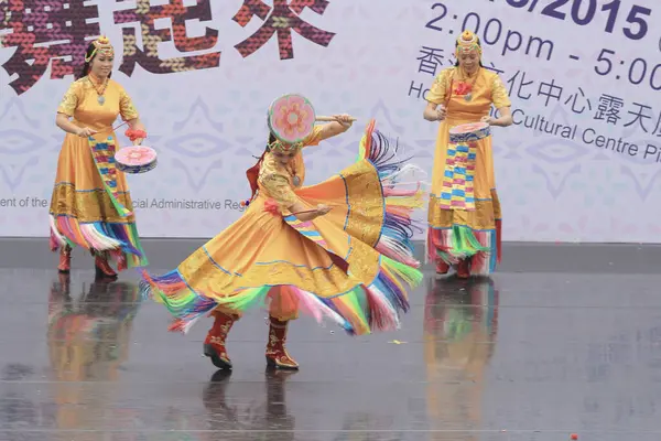 Hong Kong 'daki gösteri sırasında Çinli dansçılar. 