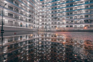 27 Nisan 2024, Nam Shan Malikânesi 'nin yansıma suyu.