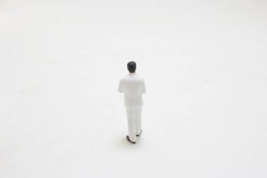 Beyaz arka planda izole edilmiş gül buketi tutan küçük adam.